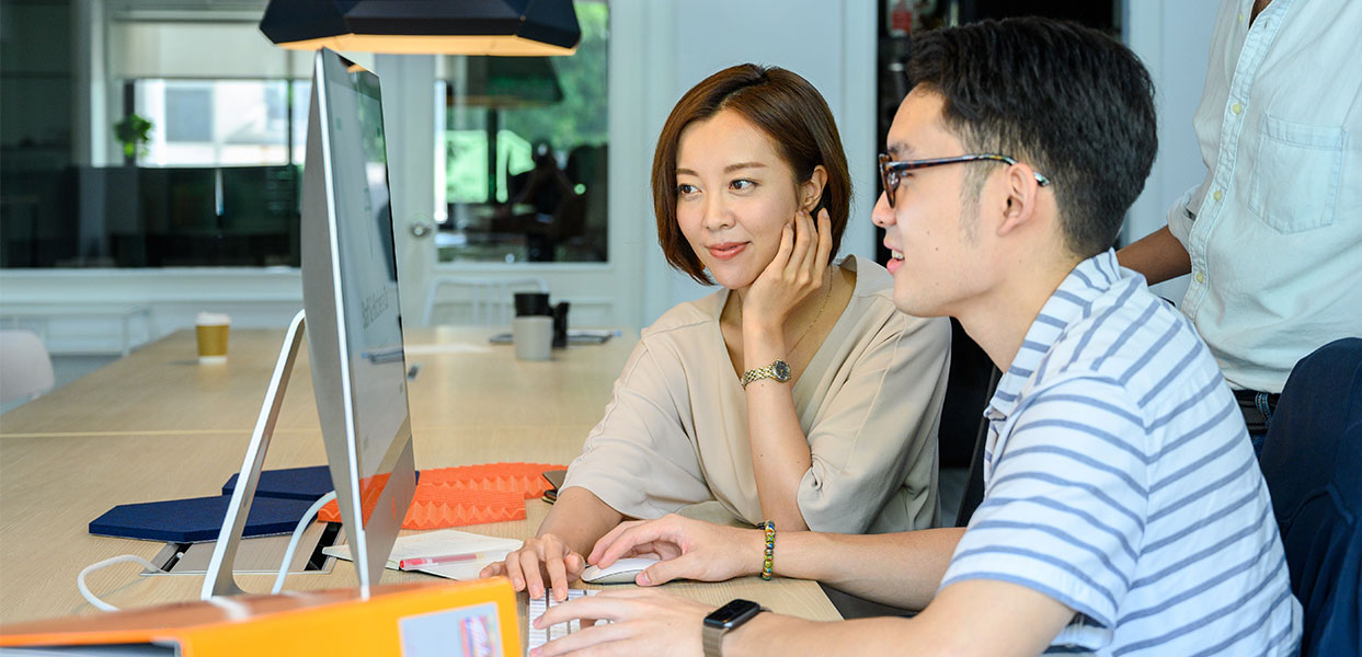 Man and woman watching computer | Axure RP 原型工具 - 悠識 UserXper